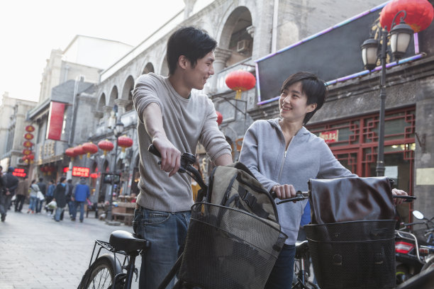 一男一女在中国骑自行车图片下载