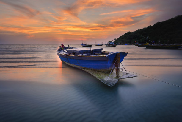 日落时海滩上的小船图片下载