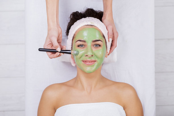 年轻女子在温泉用海藻面膜。水疗沙龙里的女人图片下载