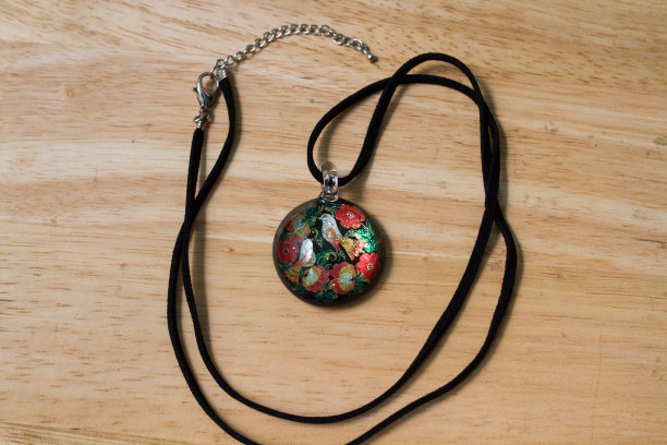 陶瓷项链上的鸟图片下载