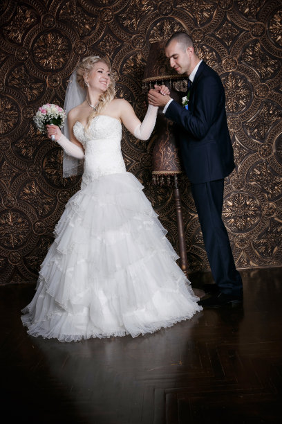 新郎和迷人的新娘手捧花束图片下载