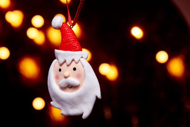 圣诞老人的脸在黑暗的背景上图片下载