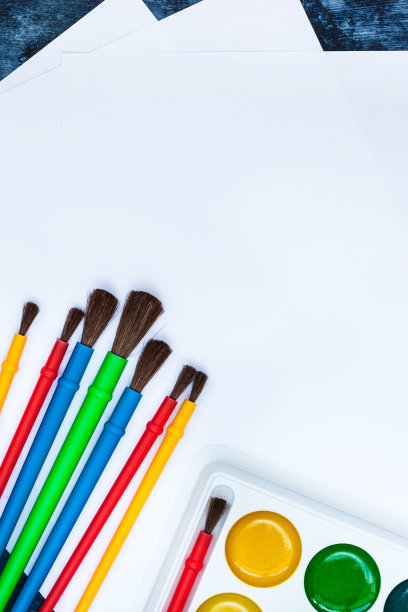 纸，水彩颜料，桌上的画笔图片下载