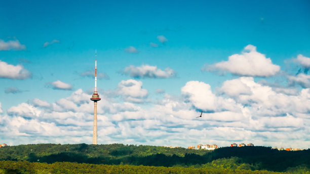 日落日出的城市景观维尔纽斯，立陶宛在夏天。美丽女孩图片下载
