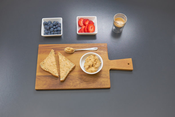 早餐：花生酱三明治、新鲜水果和咖啡图片下载