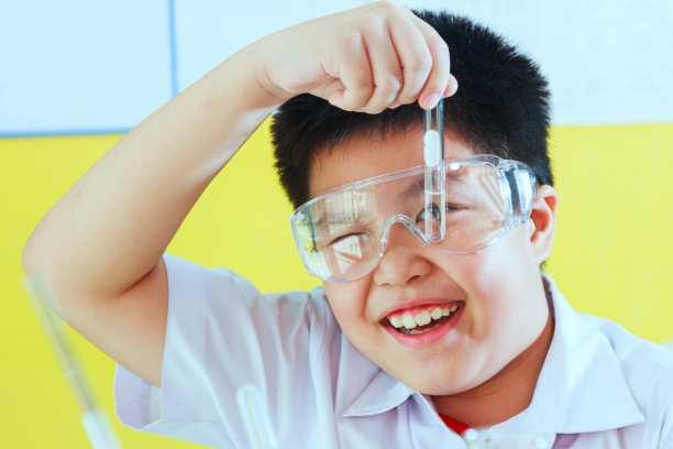 做科学实验的男孩，科学教育。图片下载