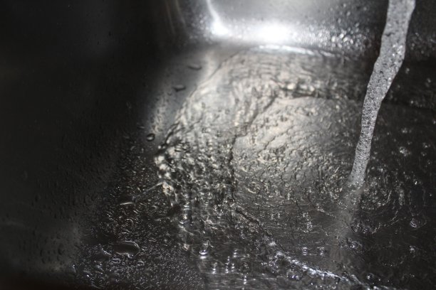 水滴到水槽里图片下载