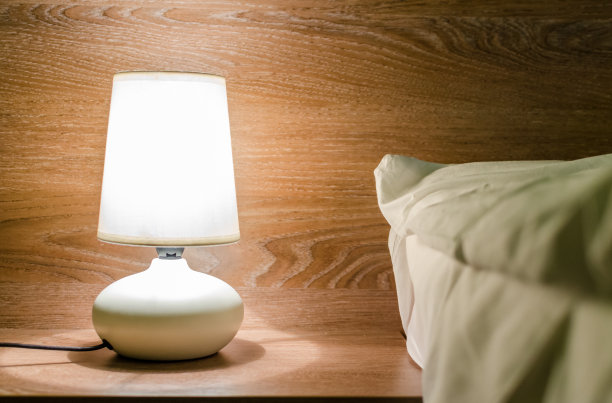 床头柜上的夜灯照亮了床图片下载