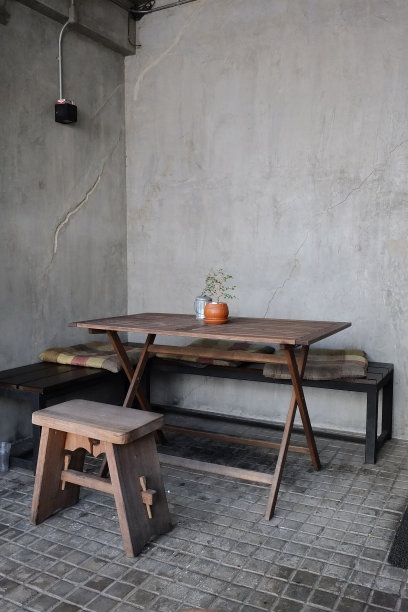 咖啡馆座位与木桌和椅子阁楼风格图片下载