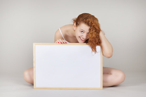 女人微笑着拿着木板图片下载