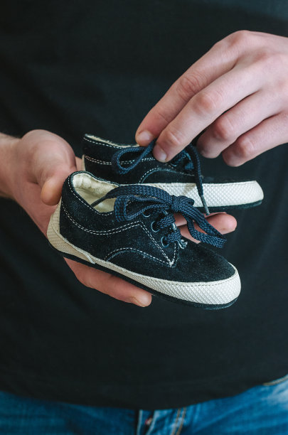 婴儿鞋在父母手中图片下载