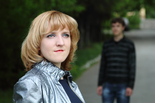 年轻人正在见女朋友。图片下载