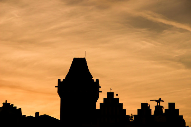 轮廓在日落时分图片下载