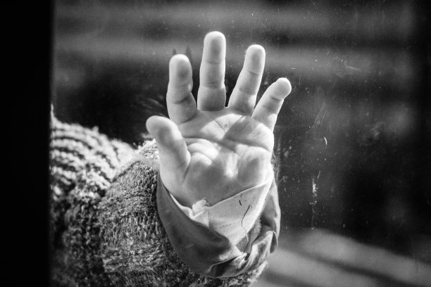 脏手放在窗户上图片下载