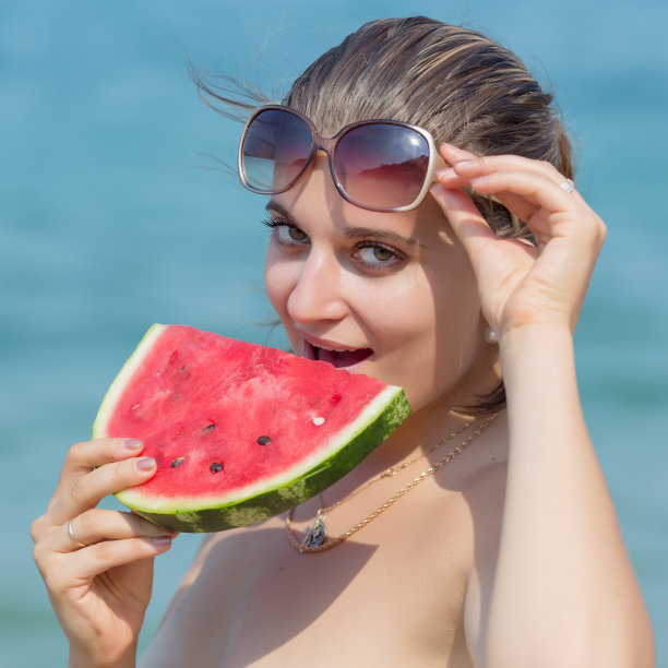 西瓜的女孩图片下载