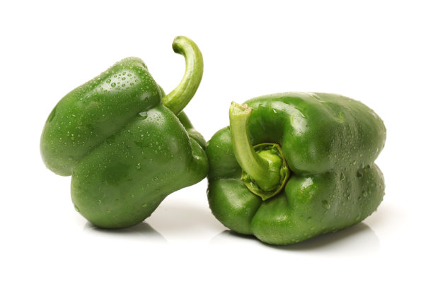 白色背景上的青椒图片下载