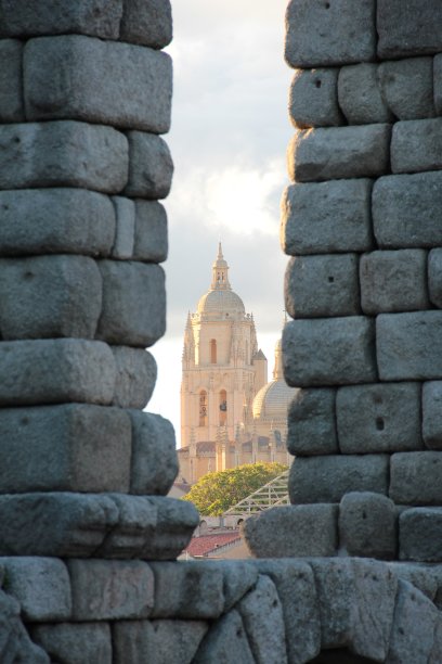 塞戈维亚大教堂从塞戈维亚渡槽的拱门上看图片下载
