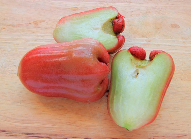 木背景上的玫瑰苹果图片下载