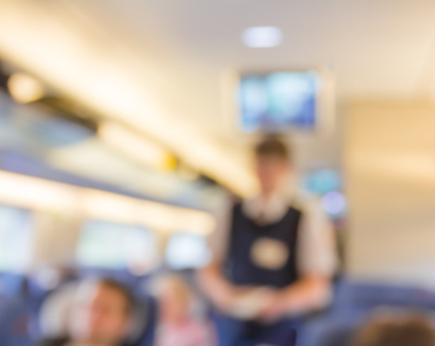 在高铁中模糊了售票员和旅客图片下载