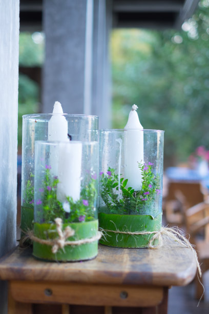 玻璃里的白色大蜡烛。简单的创意家居和乡村住宅图片下载