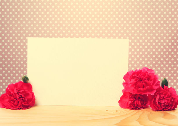 桌上放着康乃馨的空白贺卡图片下载