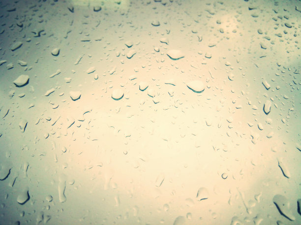 滴在一个明亮的背景。图片下载