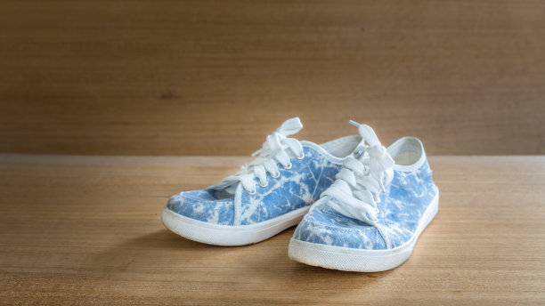 静物与牛仔运动鞋图片下载