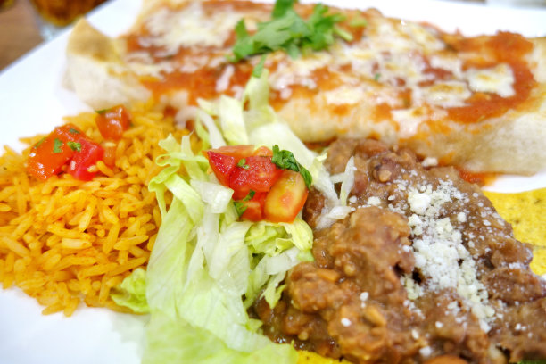 牛肉玉米卷配米饭和豆子。图片下载