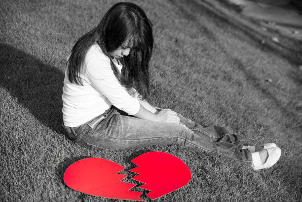 失恋的红心伴着伤心的少女在情人节哭泣，失恋的观念伴着黑白的基调图片下载