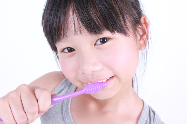 可爱的女孩正在刷牙图片下载