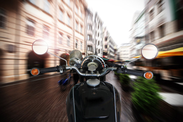 男人骑摩托车。图片下载