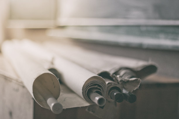 旧地图放在一张木桌上图片下载