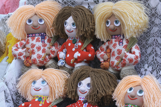 布娃娃象征着家庭的幸福、繁荣和和平图片下载