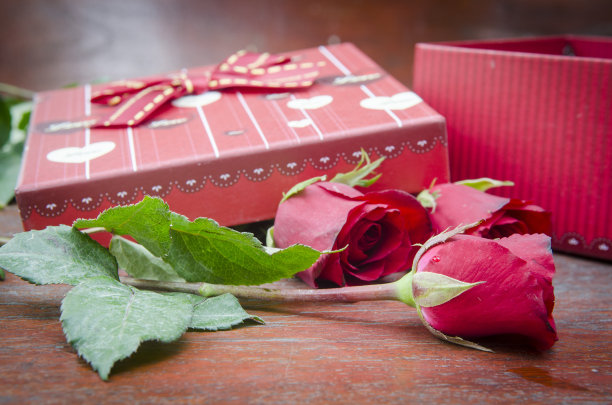玫瑰花和情人节礼物的照片。图片下载
