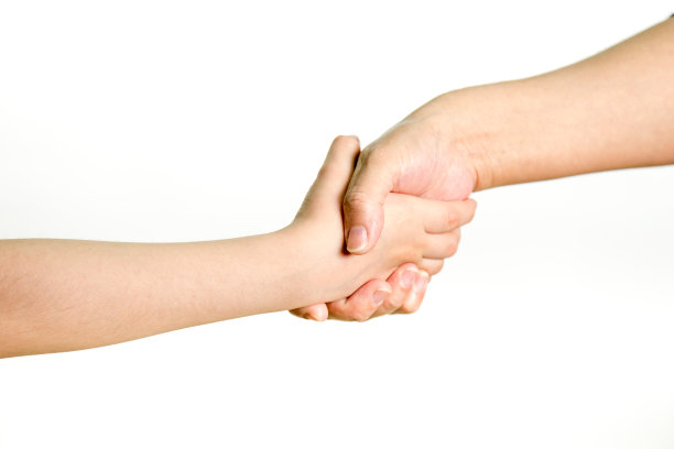 母亲和女儿手牵着手图片下载