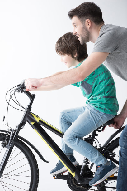 爸爸帮儿子骑自行车图片下载