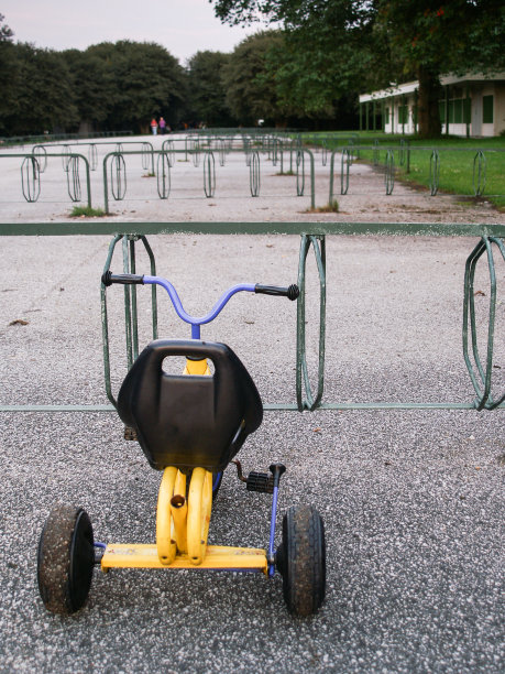 儿童自行车停放图片下载