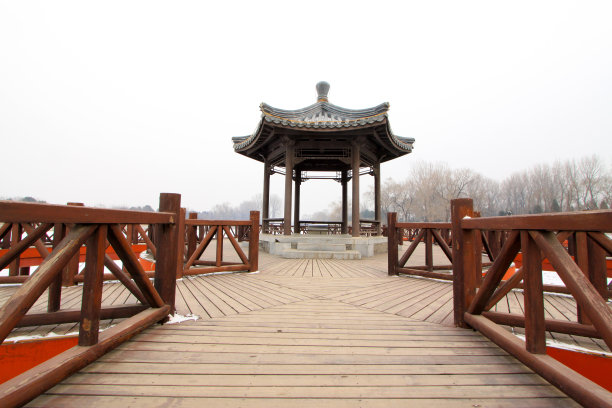 亭子和公园的栏杆，中国传统建筑图片下载