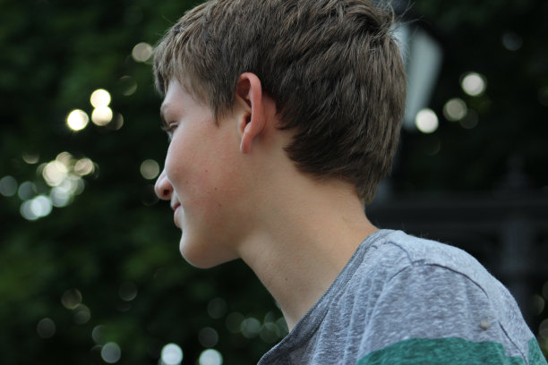 青少年在镜头前摆姿势的侧面和背面图片下载