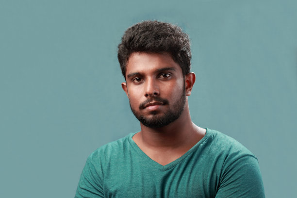 一个印度裔年轻人的肖像图片下载