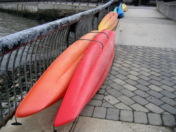 五颜六色的独木舟停泊在岸边图片下载