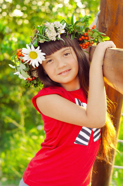 戴着花环的小女孩图片下载
