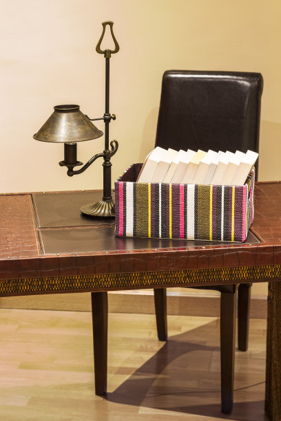 桌子上放着装箱的书图片下载