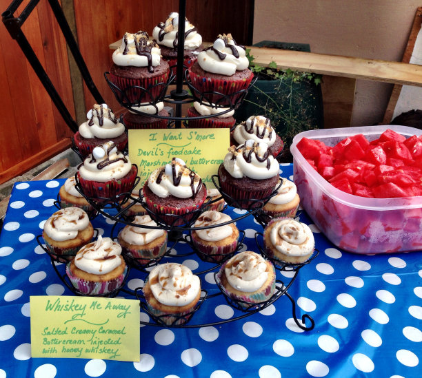 一堆纸杯蛋糕准备好参加户外派对了图片下载