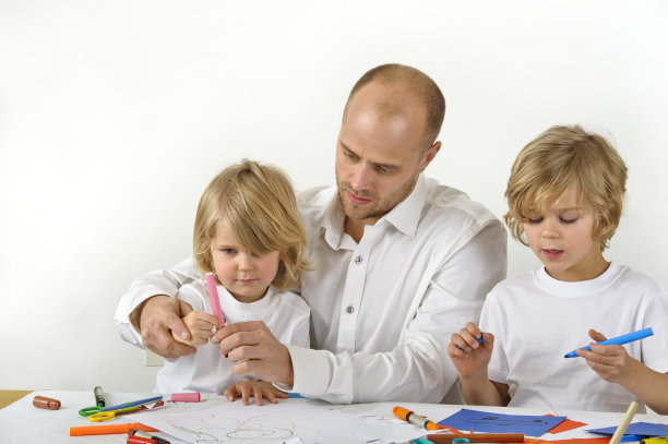 父亲教他的小儿子图片下载