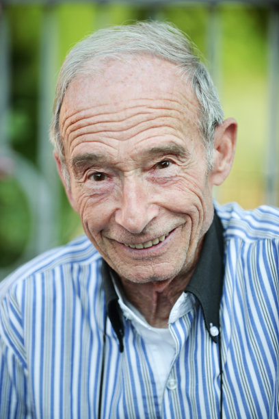 一位安详老人的肖像图片下载