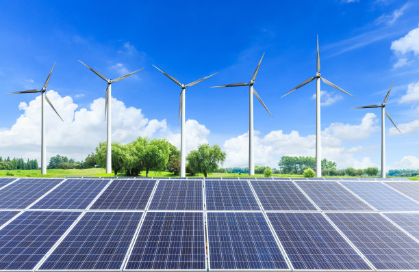 在绿地上安装风力涡轮机和太阳能电池板图片下载