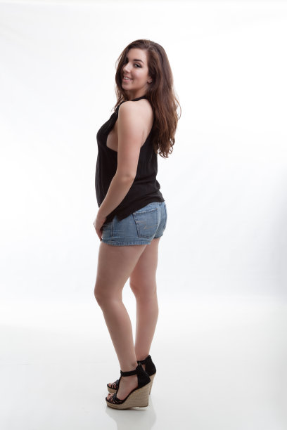 夏季时装模特站横在牛仔短裤黑色上衣图片下载