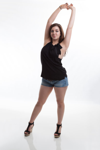 夏季时装模特伸展在短裤和坡跟高图片下载