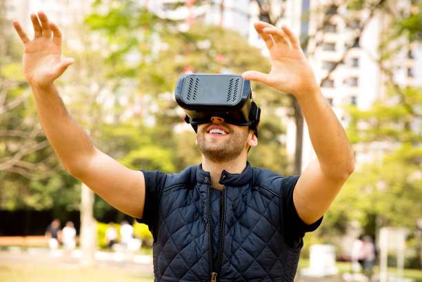 外面戴着虚拟现实眼镜的年轻人图片下载